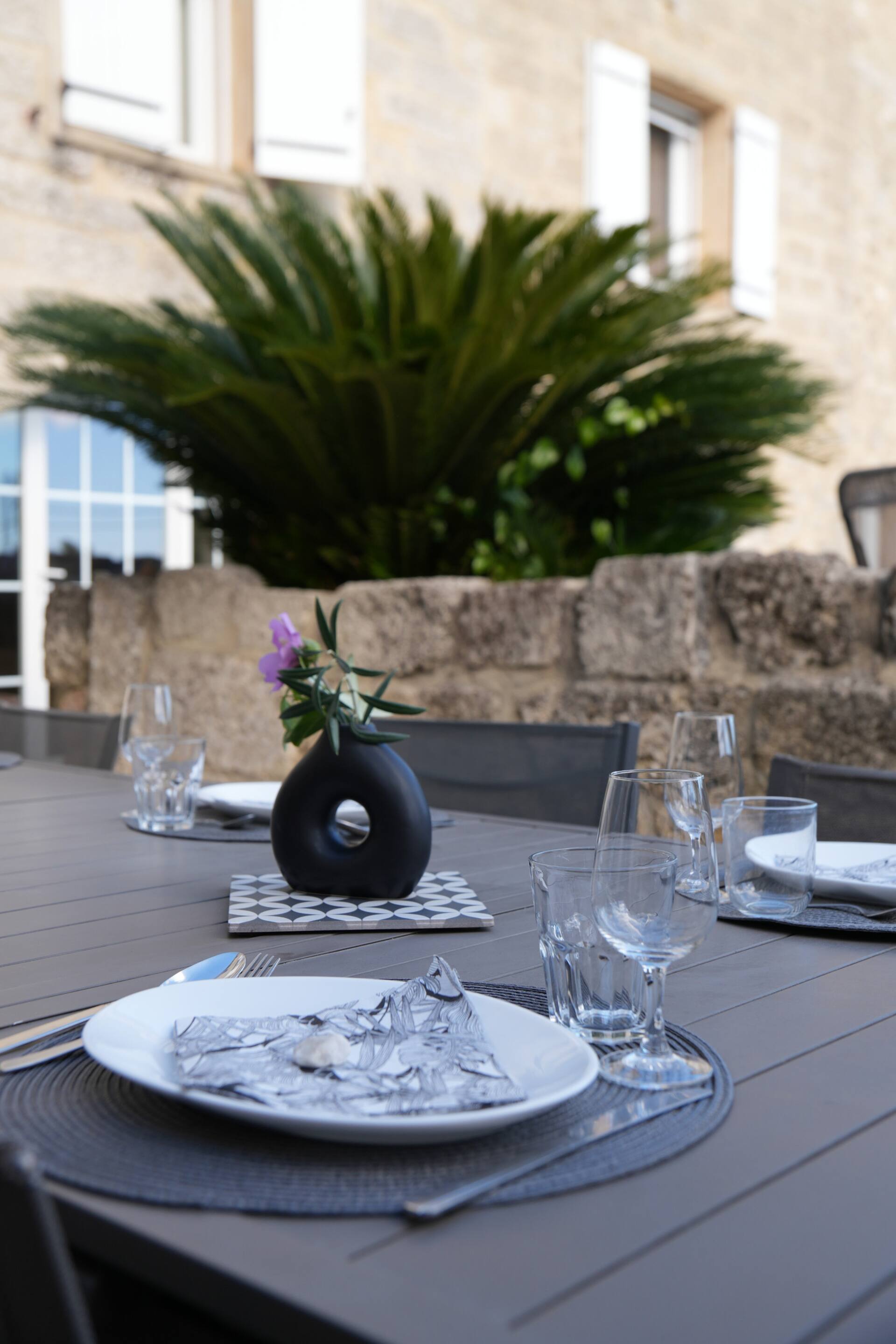 Café du matin sur la terrasse ombragée du mas familial près d'Uzès