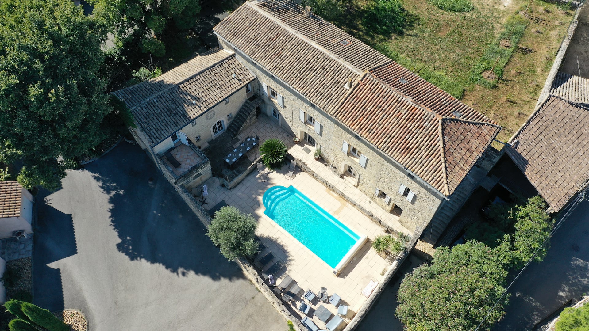 Et de l'espace pour tous. — extérieurs du mas familial à Sanilhac-Sagriès, près du Pont du Gard